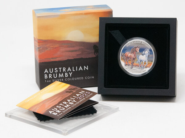 Australien 1 Dollar 2025 Brumby Silbermünze – zeigt zwei farbig gestaltete Wildpferde (Brumbies) in Bewegung vor Landschaft, Rückseite mit Porträt von König Charles III.