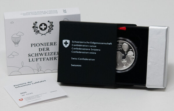Schweizer 20-Franken-Silbermünze 2025 „Pioniere der Schweizer Luftfahrt“ in Polierter Platte: Heissluftballone vor Alpenkulisse mit spiegelndem Feld; Rückseite mit propellerartigem Design.