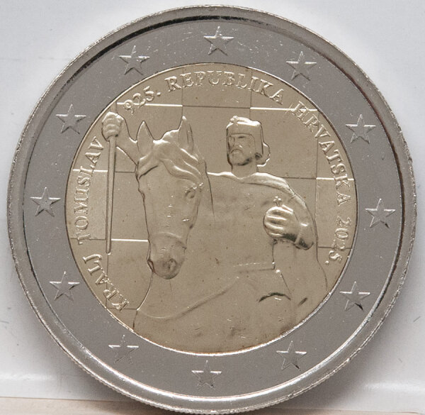 „Kroatien 2 Euro Münze 2025 – König Tomislav zu Pferd vor Schachbrett-Muster, mit Umschrift ‘KRALJ TOMISLAV 925. REPUBLIKA HRVATSKA 2025’, geriffelter Rand mit Inschrift ‘O LIJEPA O DRAGA O SLATKA SLOBODO’, bimetallisch.“