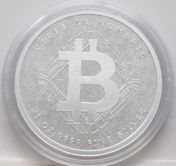 Silbermünze Niue 2025 Bitcoin, 1 Unze, BU Qualität, in transparentem Schutzgehäuse – Motiv: Bitcoin-Logo auf Rückseite, Wappen Niue auf Vorderseite.