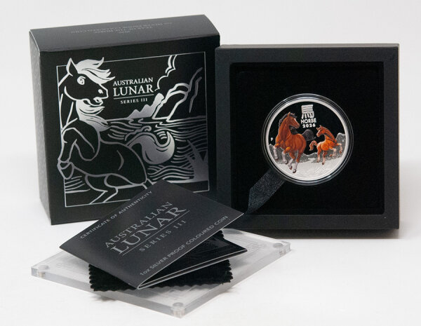 Australia 1 Dollar 2026 Year of the Horse 1 Unze Silber (coloriert) – Stute und Fohlen in Galopp vor Berg- und Graslandschaft, The Perth Mint P-Münzzeichen.