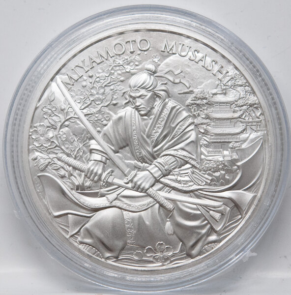 Miyamoto Musashi Silber Round – Motiv Vorderseite mit Samurai in Kampfpose