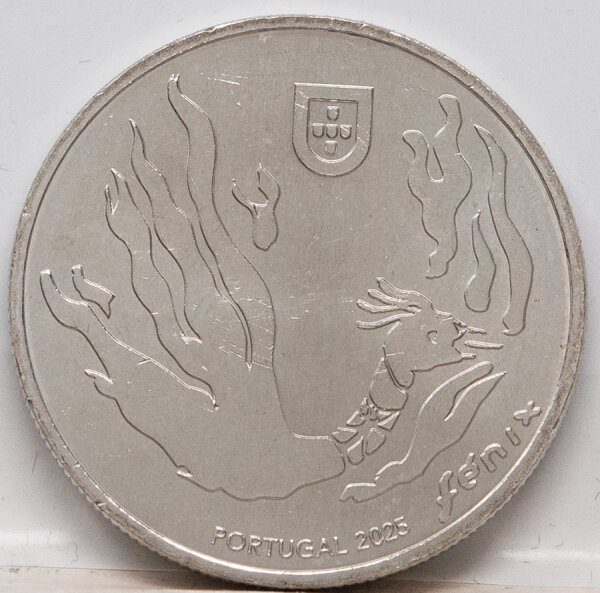 5 Euro Gedenkmünze Portugal 2025 „Phoenix“ – Ansicht der Vorderseite mit stilisiertem Phönix-Vogel über Flammen, und Rückseite mit Wert 5 EURO, Designer-Signatur Ana Biscaia, Ø 30 mm, Material Kupfer-Nickel