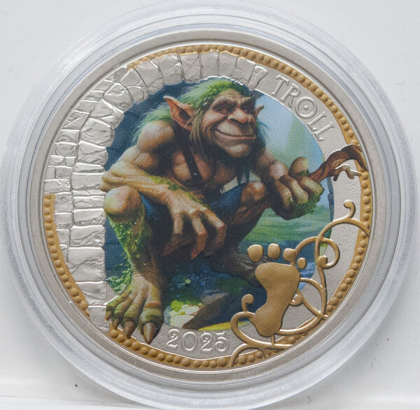 3 Euro-Münze Österreich 2025 „Der Troll“ – farbig gestalteter Troll vor einer Steinbrücke mit vierzehigem Fußabdruck und goldenen Ornamenten; Durchmesser 34 mm, Material CuNi, limitiert auf 65.000 Stück.