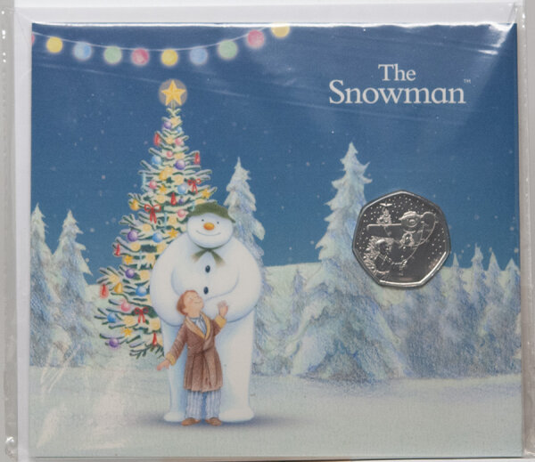 Münze Großbritannien 50 Pence 2025 „The Snowman™“ – Kupfer-Nickel-Legierung, Motiv Schneemann mit James beim Schmücken eines Weihnachtsbaums, im Blister.