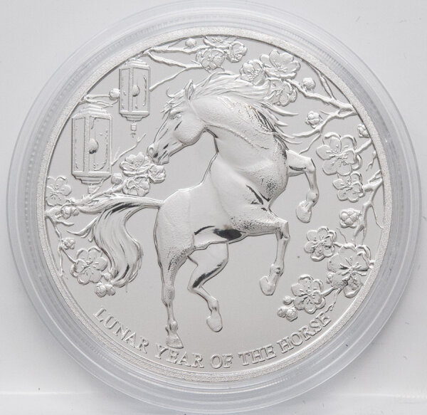 2026 Year of the Horse Silbermünze der Pitcairn Islands, 1 oz (31,103 g) 999 Feinsilber, Motiv aufgerichtetes Pferd mit Blüten und Laternen, Avers König Charles III., geriffelter Rand, in Schutzkapsel.