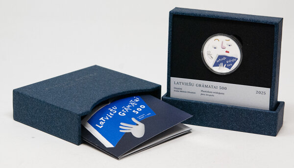 Lettland 5 Euro 2025 – Erstes Buch in Lettland (Silber-Gedenkmünze) – Vorderseite mit stilisiertem Leser und Aufschrift ‘LATVIEŠU GRĀMATAI 500’, Rückseite mit Szenen zur Geschichte des ersten lettischen Buches