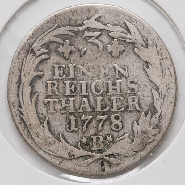 Detailansicht der Vorderseite des preußischen 1/3 Talers von 1778. Zu sehen ist das Brustbild von Friedrich II. im Profil nach rechts mit Lorbeerkranz. Die lateinische Umschrift FRIDERICUS BORUSSORUM REX umgibt das Porträt. Die Münze zeigt eine ehrliche Umlaufpatina.