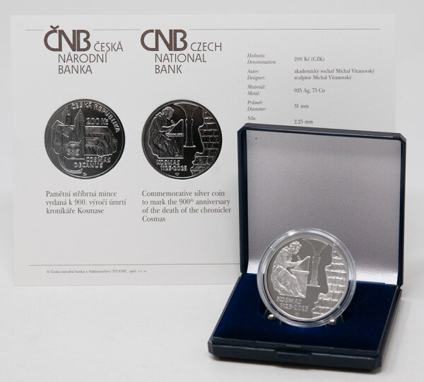 Porträt / Symbolbild Cosmas von Prag – Darstellung des Chronisten mit Attributen, Umschrift 200 Kronen 2025, Land „Česká republika“