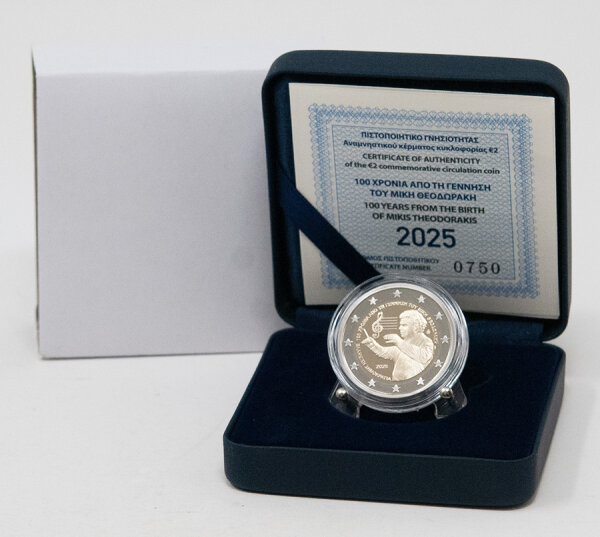 „Griechenland 2-Euro-Gedenkmünze 2025 in PP mit Box und Coa: Porträt von Mikis Theodorakis auf der nationalen Seite, Umschrift zum 100. Geburtstag, äußere 12 EU-Sterne; bimetallische 2-Euro-Münze.“