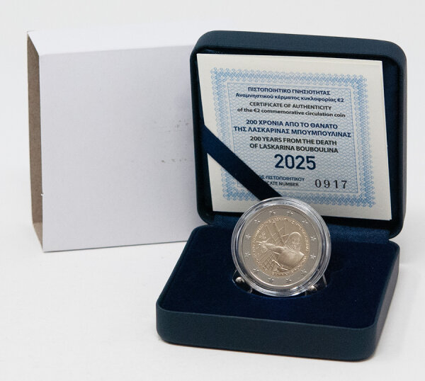 „Griechenland 2-Euro Münze 2025 in PP in Box Porträt von Laskarina Bouboulina mit Umschrift „200 ΧΡΟΝΙΑ ΑΠΟ ΤΟ ΘΑΝΑΤΟ ΤΗΣ ΛΑΣΚΑΡΙΝΑΣ ΜΠΟΥΜΠΟΥΛΙΝΑΣ“, äußere EU-Sterne, Wert „2 EURO“, bimetallischer Aufbau.“
