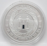 Historisches Tor des Fort Ricasoli, ornamentale Wellen und Sonnenstrahlen, Umschrift „100 SENA FILMS F’MALTA“, Jahreszahlen 1925–2025, Panda Privy Mark farbig rechts im Motivfeld, 1 oz Silber 999,9/1000, Eukalyptus-Zierelemente im Hintergrund.