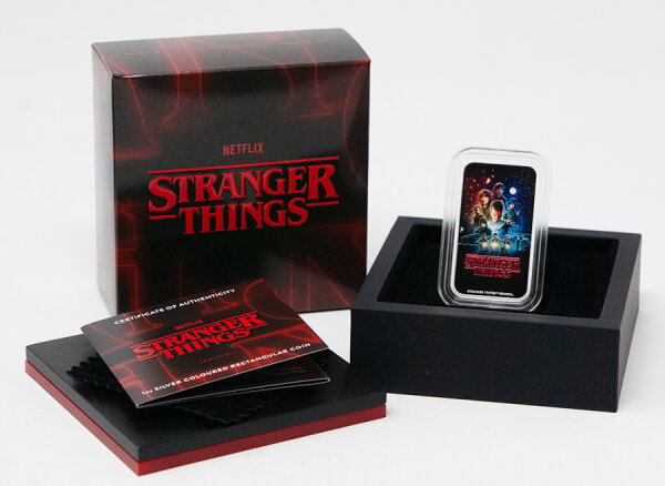 Farbiges Charakter-Szenenmotiv der 1. Stranger-Things-Staffel vor Mystery-Hintergrund
mit Sternenhimmel, Serie-Logo „STRANGER THINGS“ in Rot im unteren Motivfeld,
rechteckige 1-oz-Feinsilberprägung mit farbveredeltem Proof-Look.