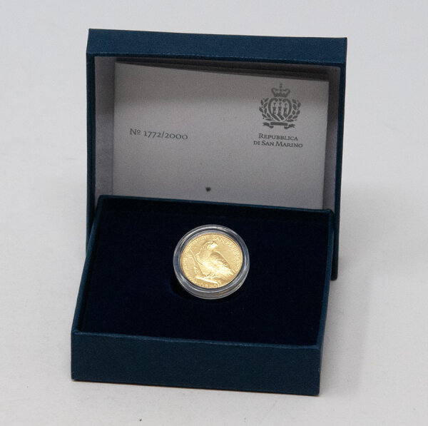 10-Euro-Goldmünze San Marino 2025 mit Wanderfalke (Falco peregrinus) im Profil auf einem Ast, feine Naturrelief-Details,r, umlaufende Inschrift zum Thema, geschützt in Münzkapsel innerhalb der Blisterkarte.