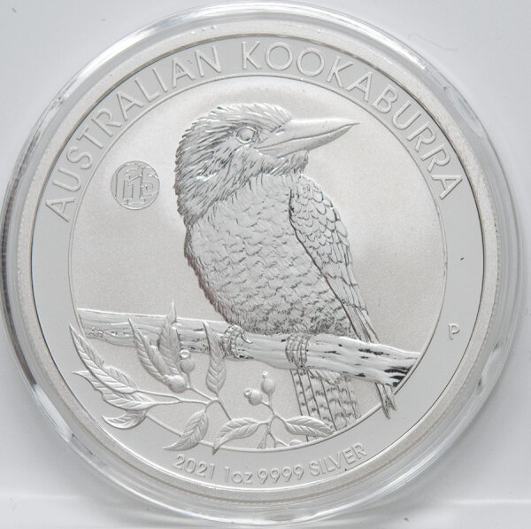Australian Kookaburra 2021 1 oz Silber-Bullionmünze BU, Motiv Kookaburra auf Ast, inklusive Privy Mark „Fab 15“, Avers Königin Elizabeth II., 31,103 g .9999 Feinsilber, geriffelter Rand, gekapselt.