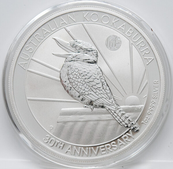 Australian Kookaburra 2020 1 oz Silber-Bullionmünze BU, 30th Anniversary Design mit Kookaburra im Sonnenaufgang, inklusive Privy Mark „Fab 15“, Avers Königin Elizabeth II., 31,103 g 999,9 Silber, geriffelter Rand, gekapselt.