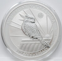 Australian Kookaburra 2020 1 oz Silber-Bullionmünze BU, 30th Anniversary Design mit Kookaburra im Sonnenaufgang, inklusive Privy Mark „Fab 15“, Avers Königin Elizabeth II., 31,103 g 999,9 Silber, geriffelter Rand, gekapselt.