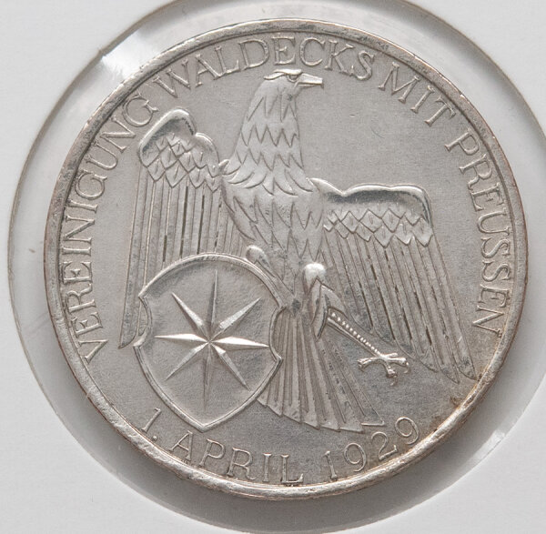 3 Mark 1929 „Vereinigung Waldecks mit Preußen“, Adler mit Waldecker Stern im Wappenschild, Umschrift und Datum „1. April 1929“.