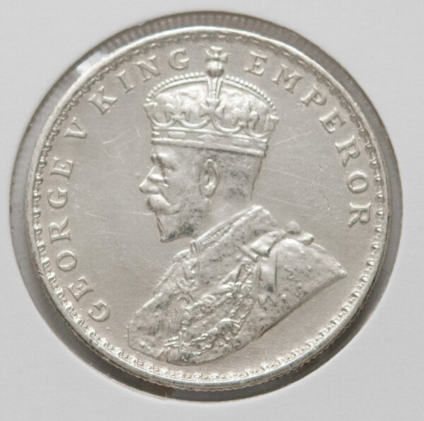 silberne 1-Rupee-Münze aus dem Jahr 1918. Auf der Vorderseite ist das nach links gerichtete Porträt von König George V. mit Krone und dekorativem Mantel zu sehen, umrahmt von der Schrift GEORGE V KING EMPEROR.