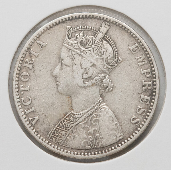 historische 1-Rupee-Silbermünze aus dem Jahr 1890. Die Vorderseite (Avers) präsentiert das Porträt von Königin Victoria mit Krone und Schleier, umlaufend beschriftet mit VICTORIA EMPRESS.