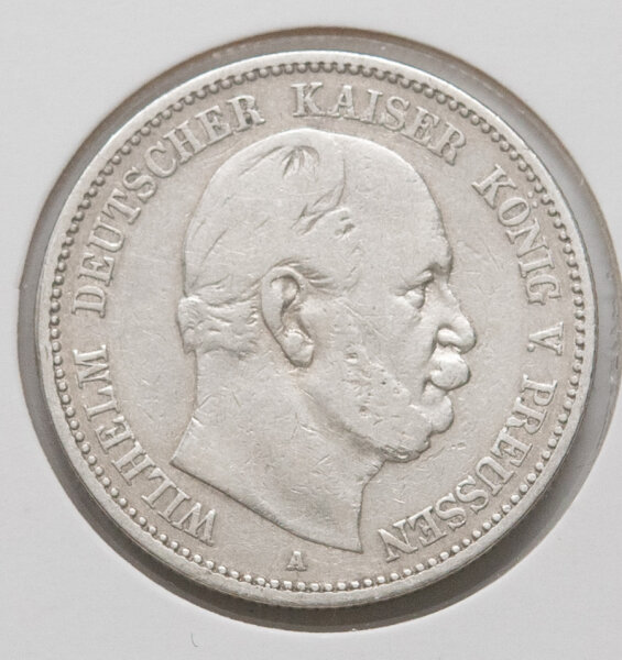 Detailansicht der Vorderseite der 2-Mark-Münze von 1876. Gezeigt wird das Porträt von Kaiser Wilhelm I. nach rechts. Die Umschrift lautet WILHELM DEUTSCHER KAISER KÖNIG V. PREUSSEN. Unter dem Porträt ist das Münzzeichen A für Berlin deutlich erkennbar.
