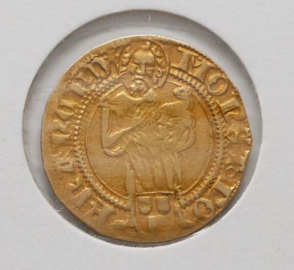 Detailansicht der Vorderseite: St. Johannes der Täufer mit dem Lamm Gottes. Das Frankfurter Stadtwappen zu seinen Füßen ist deutlich erkennbar. Der Münzhintergrund weist einen gleichmäßigen, historischen Goldglanz auf.