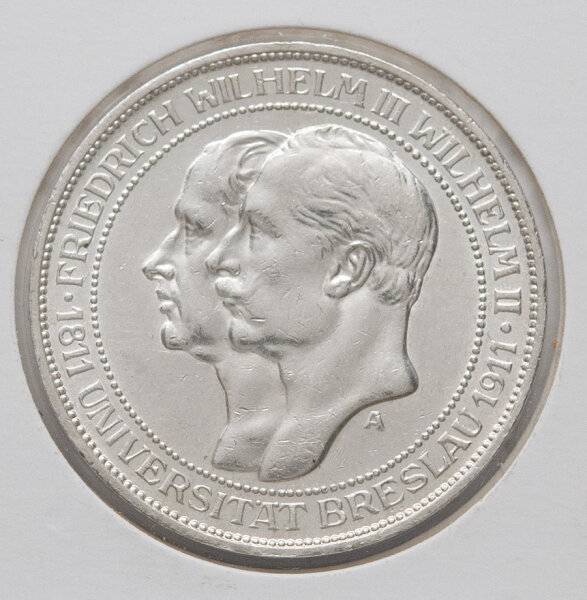 Detailansicht der Vorderseite der 3-Mark-Gedenkmünze von 1911. Gezeigt werden die Doppelporträts der preußischen Könige Friedrich Wilhelm III. und Wilhelm II. im Profil nach links. Die Umschrift lautet FRIEDRICH WILHELM III WILHELM II 1811 UNIVERSITÄT BRESLAU 1911. Die Prägung ist vorzüglich erhalten.