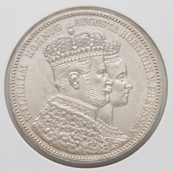 Nahaufnahme der Vorderseite des preußischen Krönungstalers von 1861. Abgebildet sind die Doppelporträts von König Wilhelm I. und Königin Augusta im Krönungsornat nach rechts. Die Prägung ist sehr scharf und zeigt detaillierte Kronen sowie Hermelinmäntel. Umschrift: WILHELM KOENIG AUGUSTA KOENIGIN V. PREUSSEN.