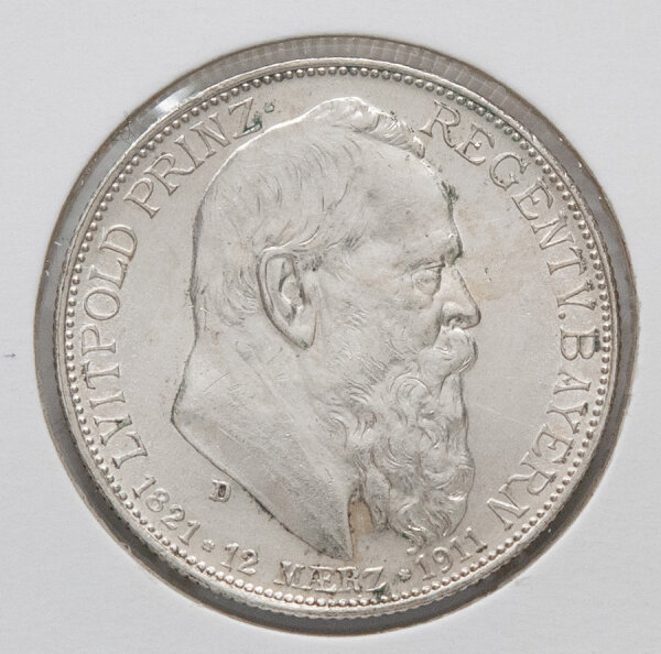 Detailaufnahme der Vorderseite der bayerischen 2-Mark-Münze von 1911. Gezeigt wird das Porträt von Luitpold Prinz-Regent von Bayern im Profil nach rechts. Die Umschrift LUITPOLD PRINZ-REGENT V. BAYERN 1821 - 12. MAERZ - 1911 ist klar definiert. Unter dem Halsabschnitt ist das Münzzeichen D sichtbar.