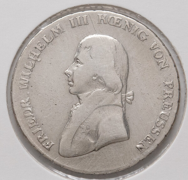 Porträtseite des preußischen Talers von 1799. Abgebildet ist König Friedrich Wilhelm III. im Profil nach links blickend. Deutlich erkennbar sind die Titulatur am Rand sowie das Münzzeichen A für Berlin am unteren Rand. Die Münze zeigt eine authentische Umlaufpatina.