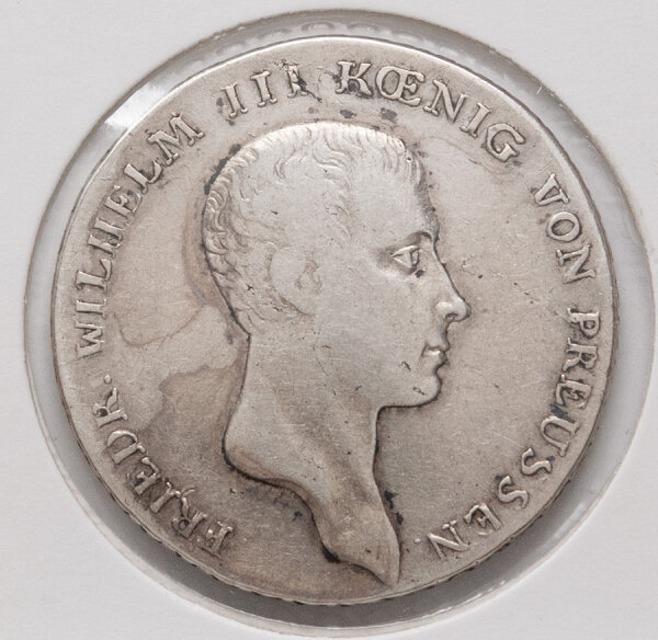 Die Vorderseite zeigt das schlichte Porträt von König Friedrich Wilhelm III. nach rechts gewandt. Die Umschrift FRIEDR. WILHELM III KOENIG VON PREUSSEN ist trotz der Umlaufspuren gut lesbar. Die Münze weist eine gleichmäßige, dunkle Silberpatina auf.