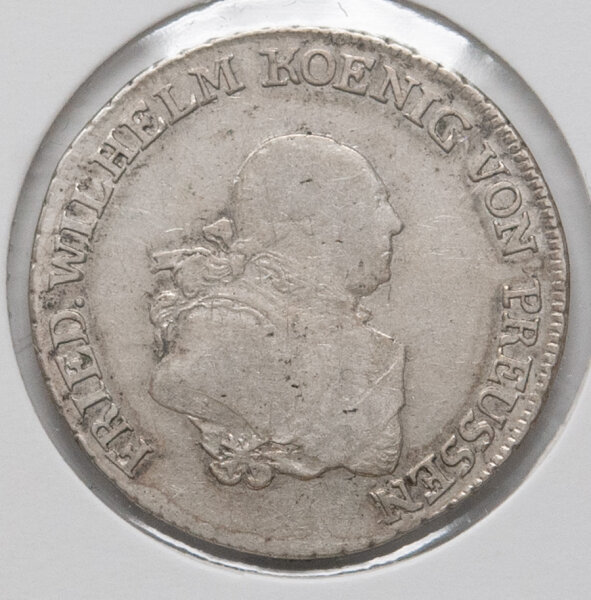 Vorderseite der preußischen 1/3 Taler-Münze von 1793. Abgebildet ist das nach rechts gewandte Porträt von König Friedrich Wilhelm II. in Uniform. Die Umschrift FRIED. WILHELM KOENIG VON PREUSSEN ist trotz der Umlaufspuren gut lesbar. Das Stück zeigt eine charakteristische Alterspatina.