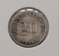 Nahaufnahme der Wertseite der 20-Pfennig-Silbermünze von 1875. Zentral ist die große 20 zu sehen, darunter der Schriftzug PFENNIG. Die Umschrift lautet DEUTSCHES REICH 1875. Die Münze zeigt eine dunkle Alterspatina.
