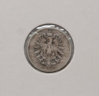 Rückseite mit dem gekrönten Reichsadler des Kaiserreichs. Unter den Fängen des Adlers ist das Münzzeichen J für Hamburg erkennbar. Die Konturen des Adlers sind trotz der Umlaufspuren gut identifizierbar.