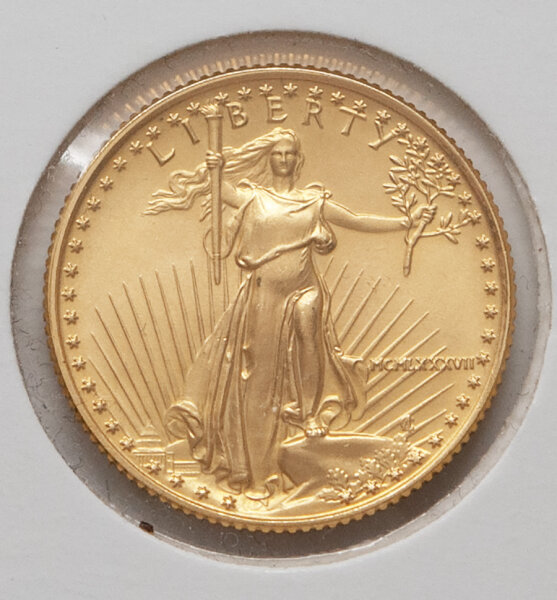 Vorderseite der 1/4 Unze American Gold Eagle 1987. Lady Liberty mit Fackel und Olivenzweig, Jahreszahl MCMLXXXVII in römischen Ziffern. Brillante Goldfärbung und scharfe Konturen.