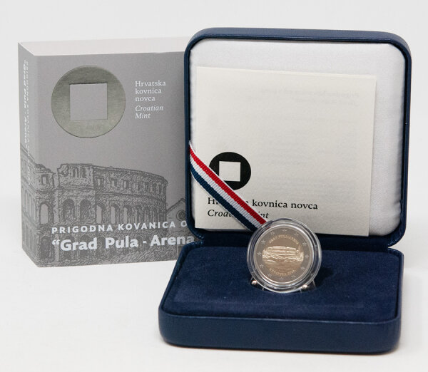 Abbildung der geöffneten offiziellen blauen Schatulle der kroatischen Münzprägeanstalt. Man sieht die 2-Euro-Münze sicher in einer Kapsel eingebettet, daneben liegt das gedruckte Zertifikat mit der individuellen Seriennummer.