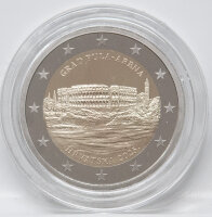 Die Vorderseite der 2-Euro-Münze zeigt die markante Arena von Pula in der Qualität Polierte Platte. Der spiegelnde Hintergrund lässt das mattierte Relief des Amphitheaters und der Kirche St. Antonius besonders plastisch hervortreten.