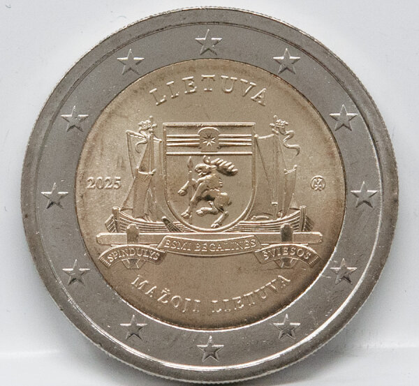 Die nationale Seite der 2-Euro-Münze Litauen 2025 zeigt das Wappen von Kleinlitauen mit dem zentralen Elch-Motiv. Die Prägung ist bankfrisch und weist den typischen metallischen Glanz einer unzirkulierten Münze auf.