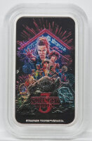 Detaillierte Motivseite des 1 oz Silber-Münzbarrens. Das farbige Design zeigt die Besetzung der dritten Staffel von Stranger Things vor der Starcourt Mall. Das Münzzeichen P der Perth Mint ist links mittig eingeprägt.
