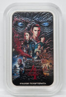 Detaillierte Motivseite des 1 oz Silber-Münzbarrens zur 4. Staffel. Das farbige Design zeigt Eleven und weitere Hauptcharaktere vor dem Creel House, überragt von den Augen Vecnas. Das Münzzeichen P der Perth Mint ist links mittig platziert.