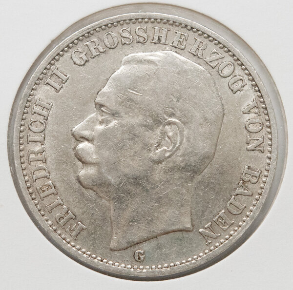 Detailansicht der Vorderseite: Porträt von Friedrich II. Großherzog von Baden nach links. Klare Konturen der Haare und des Bartes, umlaufende Legende und Prägebuchstabe G (Karlsruhe).