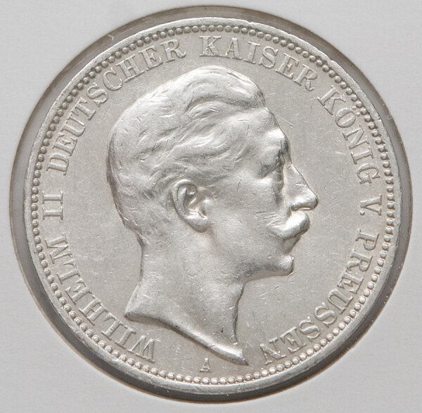 Vorderseite der 3-Mark-Silbermünze von 1912: Porträt von Kaiser Wilhelm II. im Profil nach rechts. Das Münzzeichen „A“ für Berlin ist unter dem Halsabschnitt deutlich sichtbar. Die Münze weist eine gleichmäßige Patina auf.