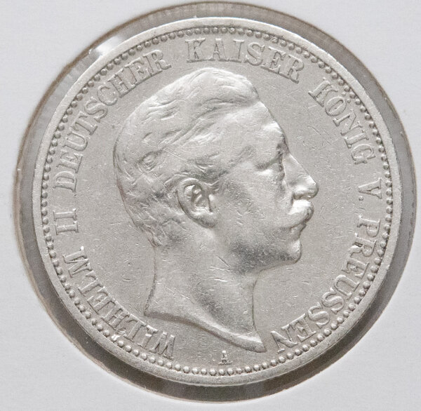 Vorderseite der 2-Mark-Silbermünze von 1902: Detailreiches Porträt von Kaiser Wilhelm II. im Profil nach rechts. Das Münzzeichen „A“ der Prägestätte Berlin ist unter dem Hals gut erkennbar. Die Münze zeigt eine attraktive, altersgemäße Patina.