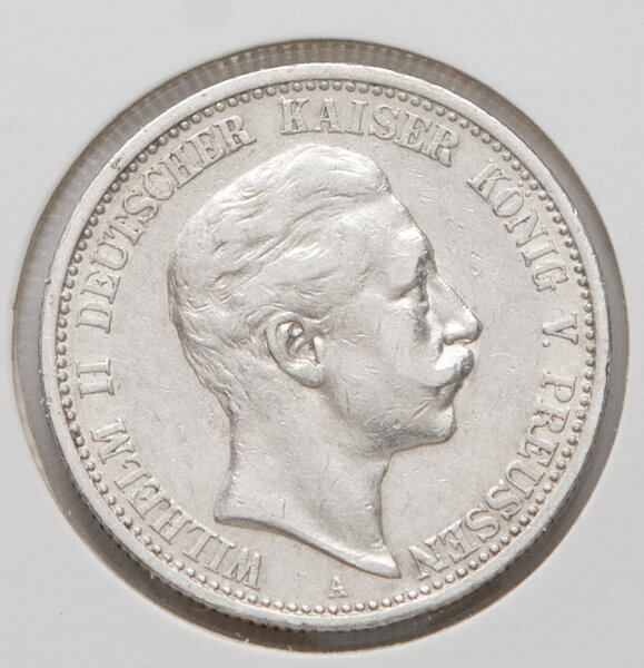 Vorderseite der 2-Mark-Silbermünze von 1902: Detailreiches Porträt von Kaiser Wilhelm II. im Profil nach rechts. Das Münzzeichen „A“ der Prägestätte Berlin ist unter dem Hals gut erkennbar. Die Münze zeigt eine attraktive, altersgemäße Patina.