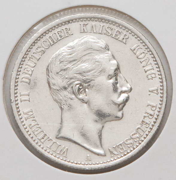 Nahaufnahme der Vorderseite: Das ausdrucksstarke Porträt von Kaiser Wilhelm II. im Profil nach rechts. Unter dem Halsansatz ist das Prägezeichen „A“ für Berlin deutlich zu sehen. Die Münze zeigt eine ebenmäßige, historische Silber-Patina.