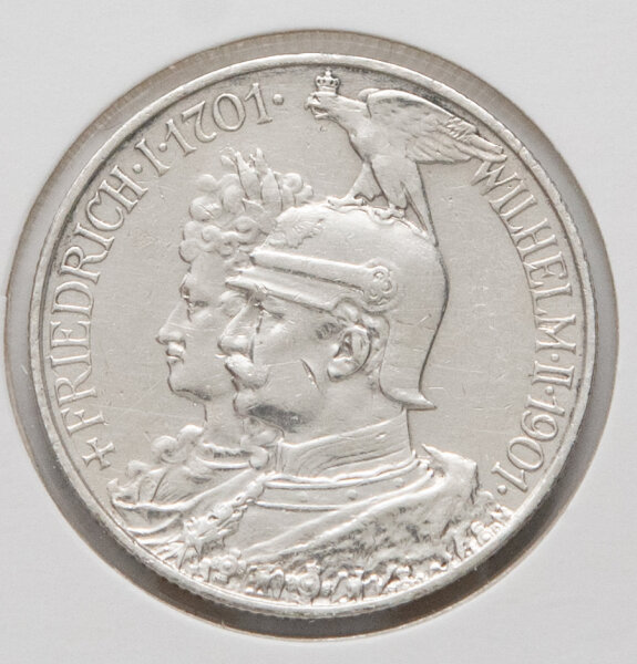 Detailansicht der Vorderseite der 2-Mark-Gedenkmünze von 1901. Gezeigt werden die Doppelporträts der preußischen Monarchen Friedrich I. (links im Hintergrund) und Wilhelm II. (rechts im Vordergrund) im Profil nach links. Die Umschrift lautet FRIEDRICH I 1701 · WILHELM II 1901. Die Reliefdetails der Uniformen und Gesichter sind klar erhalten.