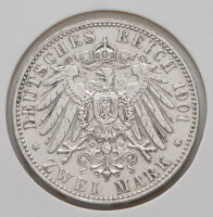 Die Rückseite präsentiert den gekrönten Reichsadler des Deutschen Kaiserreichs. Die Umschrift am Rand lautet DEUTSCHES REICH 1901 und unten der Nennwert ZWEI MARK. Die Münze zeigt eine attraktive, gleichmäßige Umlaufpatina und gut erhaltene Konturen des Wappentieres.