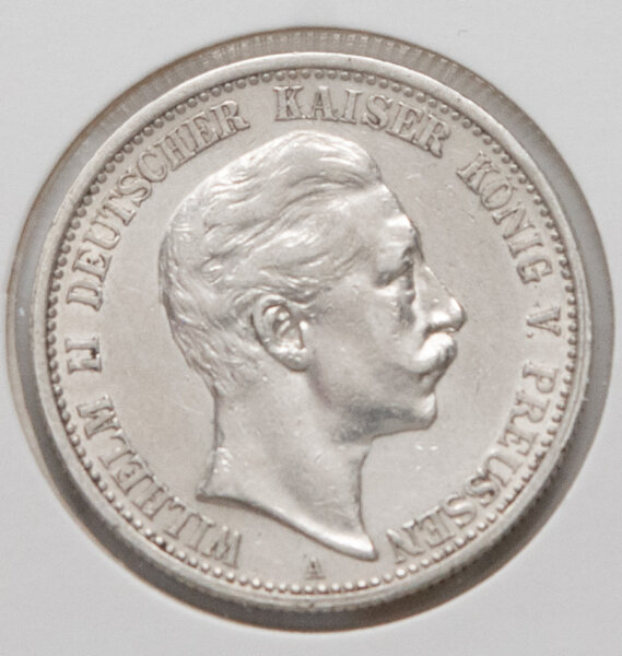 Nahaufnahme der Vorderseite: Das ausdrucksstarke Porträt von Kaiser Wilhelm II. im Profil nach rechts. Unter dem Halsansatz ist das Prägezeichen „A“ für Berlin deutlich zu sehen. Die Münze zeigt eine ebenmäßige, historische Silber-Patina.