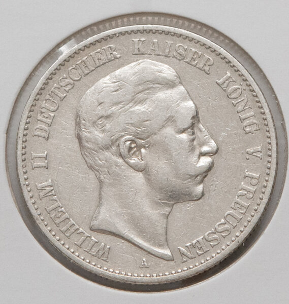 Nahaufnahme der Vorderseite: Das ausdrucksstarke Porträt von Kaiser Wilhelm II. im Profil nach rechts. Unter dem Halsansatz ist das Prägezeichen „A“ für Berlin deutlich zu sehen. Die Münze zeigt eine ebenmäßige, historische Silber-Patina.