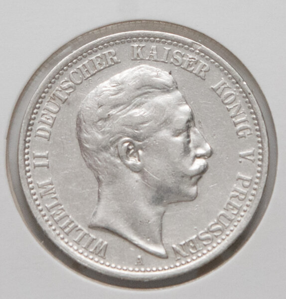 Nahaufnahme der Vorderseite: Das ausdrucksstarke Porträt von Kaiser Wilhelm II. im Profil nach rechts. Unter dem Halsansatz ist das Prägezeichen „A“ für Berlin deutlich zu sehen. Die Münze zeigt eine ebenmäßige, historische Silber-Patina.
